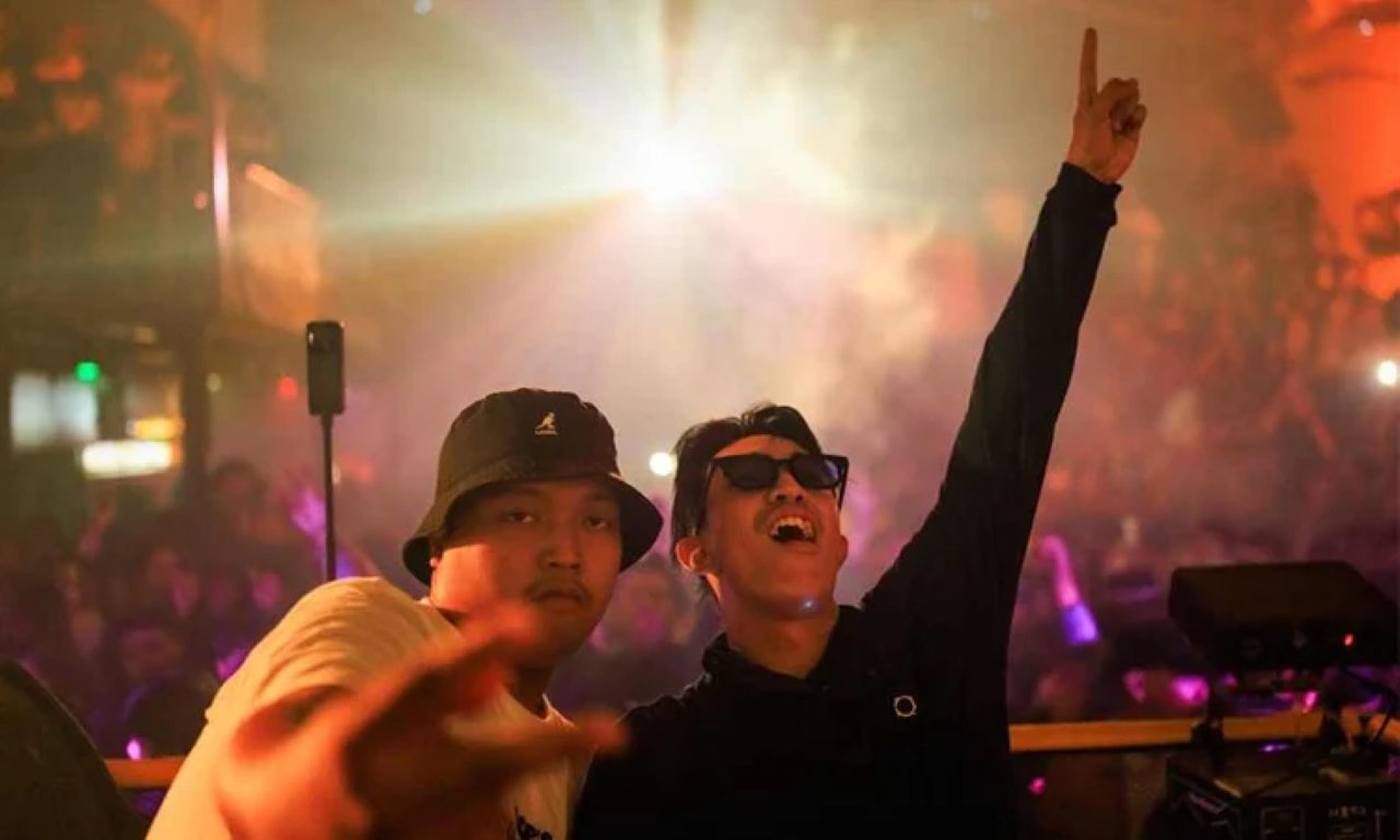 যুব ইন্দোনেশিয়ানরা ব্রিটপপ গ্রহণ করছে উদ্দীপ্ত গানের মাধ্যমে